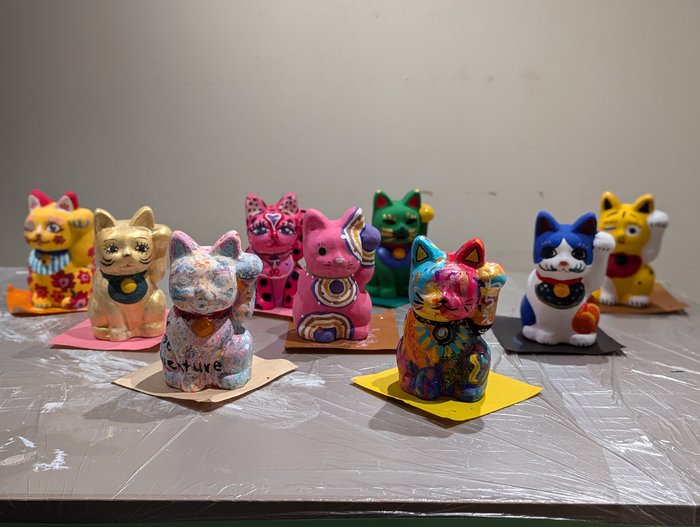 完成した色とりどりの招き猫
