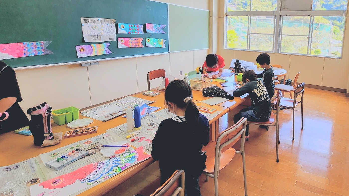 教室で作品づくりに取り組む子どもたち