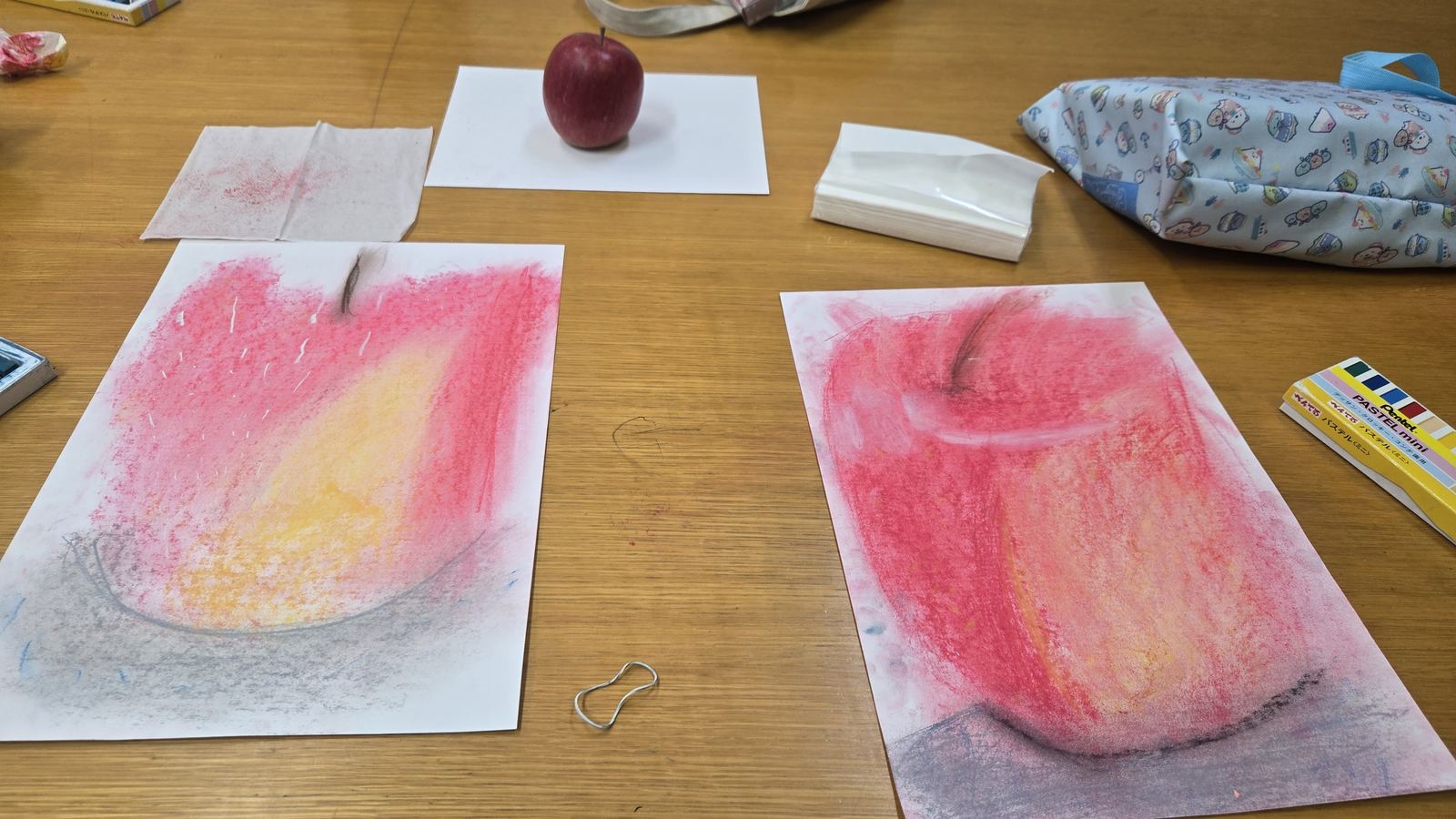 りんごの静物画に取り組む様子