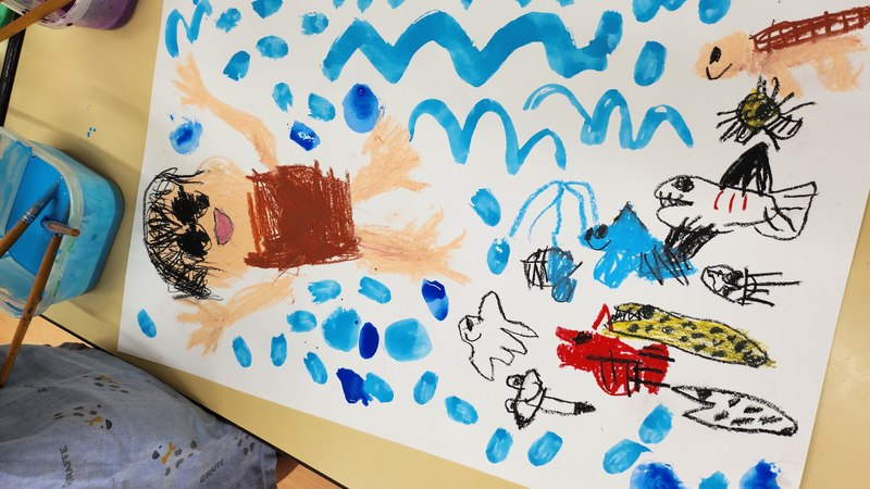 海の生き物を描いている様子