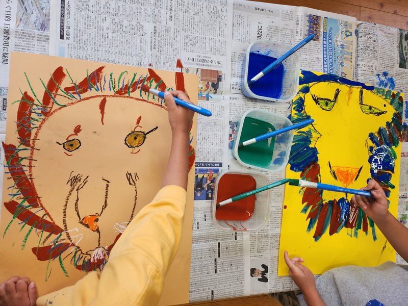 ライオンの絵を描く子どもたち