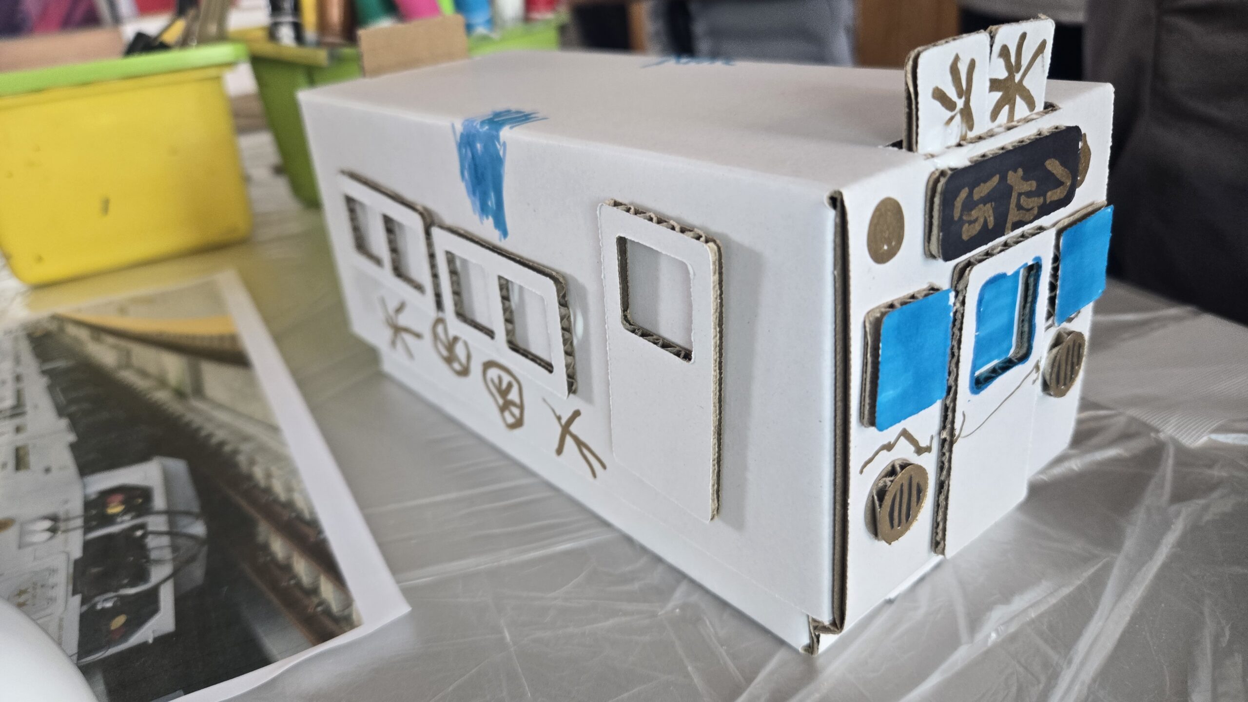 白い段ボールで作った青い窓のオリジナル列車