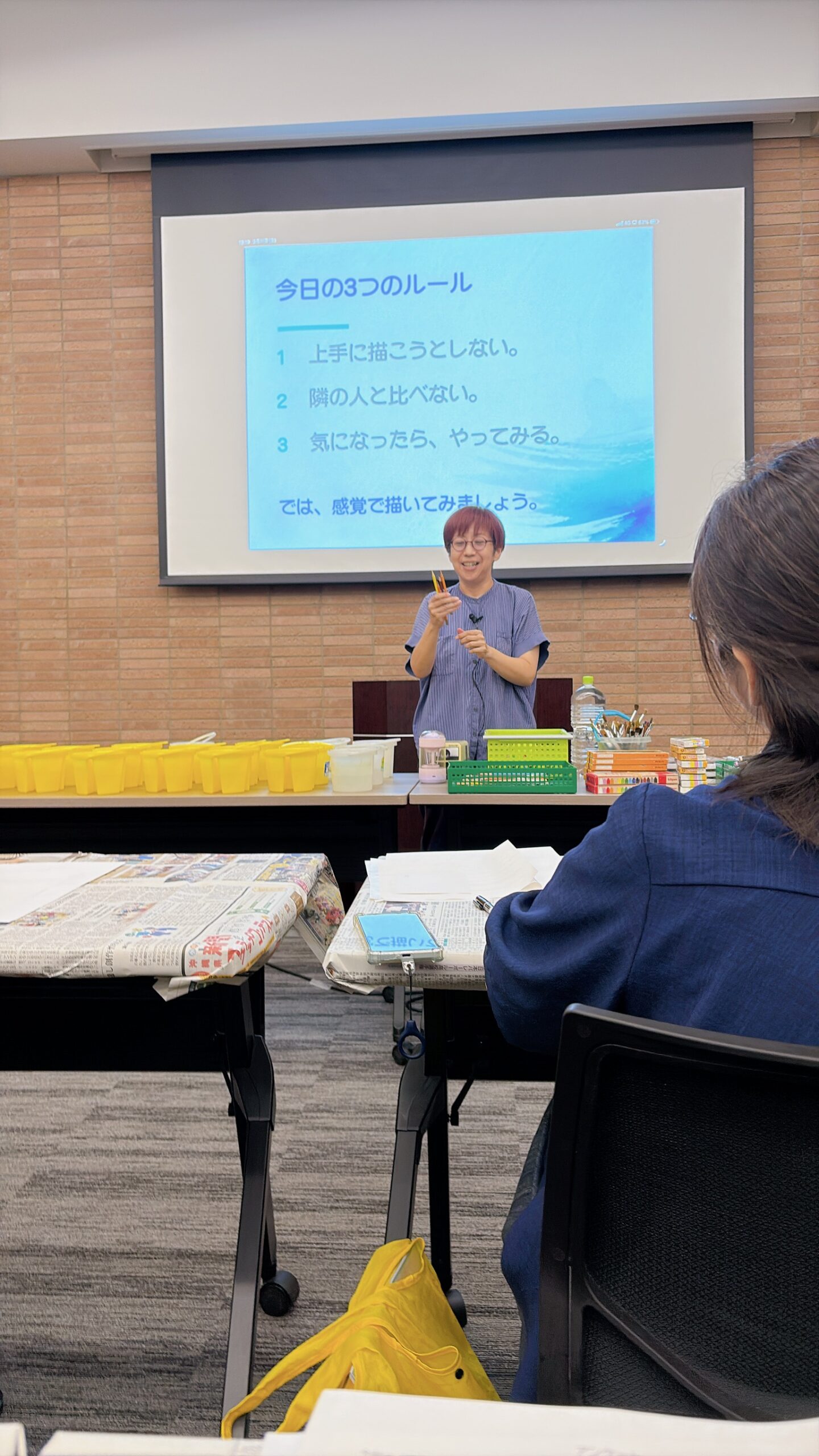 ミライon図書館で「感覚で描く 大人のためのアート時間」を進行する久米真弓