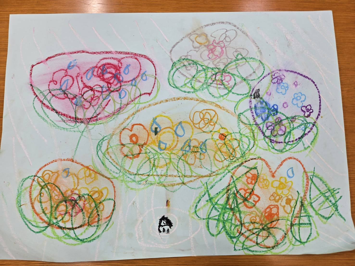 子どもが色とりどりの花を自由に描いた作品