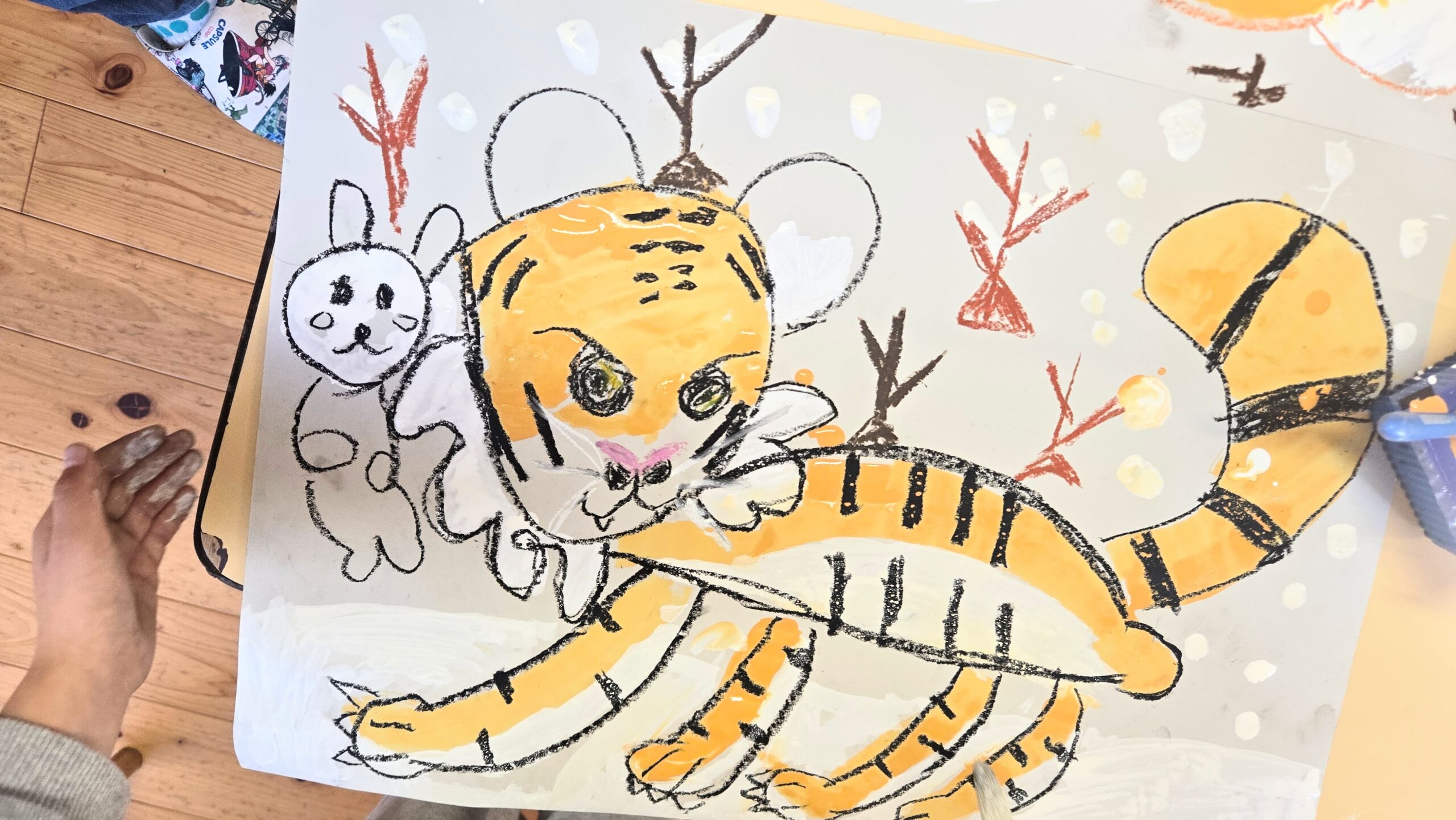 子どもがクレヨンと絵の具で描いたトラの作品